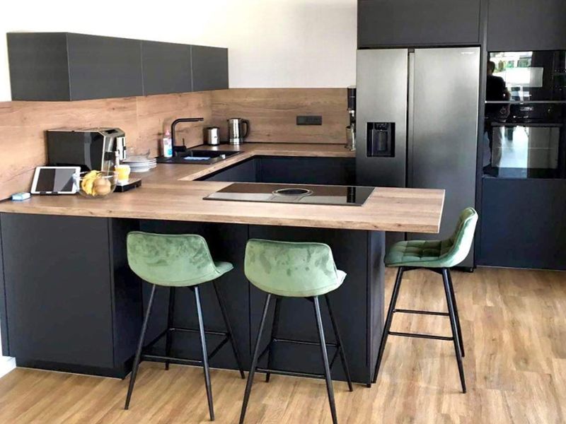 Küche modern mit Bar