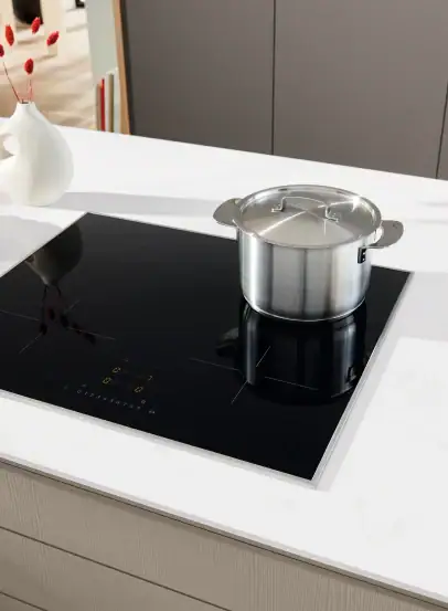 Miele Induktionskochfeld im Einsatz – Topf auf Kochzone