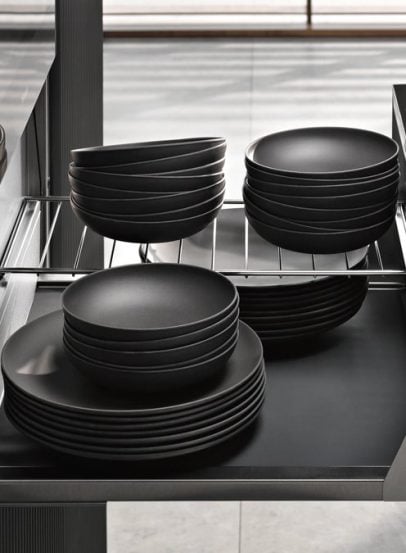 Wärmeschublade mit Geschirr – Teller und Schalen vorwärmen